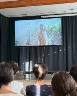 @liceofrancesgrancanaria 🇫🇷 Ce mercredi, les élèves de 2nde et de 1ère Bachibac ont participé au projet Africamía 2026 avec la projection du film “Ni chaînes ni maîtres”, organisée en collaboration avec @casafrica au Lycée. 🎬

Cette initiative, qui crée un espace de rencontre entre l’Afrique et les Îles Canaries à travers l’art et la culture, leur a permis de découvrir d’autres réalités et d’ouvrir le débat et la réflexion en classe. 💭

En francés está bien así :
La projection a eu lieu dans le cadre du festival @africamiatenerife, organisé par @la_fet_ , avec la collaboration de @ @alianzalaspalmas

🇮🇨 Este miércoles, el alumnado de 2nde y 1.º de Bachibac participó en el proyecto Africamía 2026 con la proyección de la película Ni chaînes ni maîtres, organizada en colaboración con @casafrica en el Liceo. 🎬

Esta iniciativa, que crea un espacio de encuentro entre África y las Islas Canarias a través del arte y la cultura, les permitió acercarse a otras realidades y abrir el debate y la reflexión en el aula. 💭

La proyección se hizo dentro del festival @Africamía2026
Organizado por @la_fet_ y con la colaboración de la @alianzalaspalmas

#liceofrancésdegrancanaria #casaáfrica #áfricamía #grancanaria #nichaînesnimaîtres